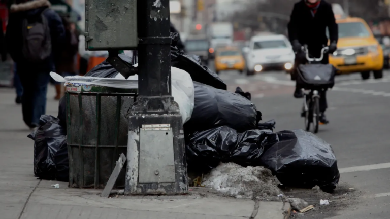 🚨 Alerta en Nueva York: Inician multas de hasta $200 por sacar basura sin el contenedor oficial; la medida golpea a dueños de casas de la diáspora