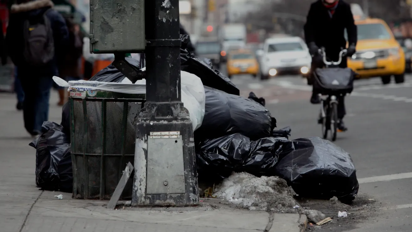 🚨 Alerta en Nueva York: Inician multas de hasta $200 por sacar basura sin el contenedor oficial; la medida golpea a dueños de casas de la diáspora