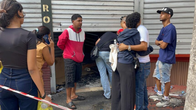 Tragedia en el Centro Histórico: Voraz incendio devasta 20 locales del Mercado Modelo de Santiago y deja pérdidas millonarias