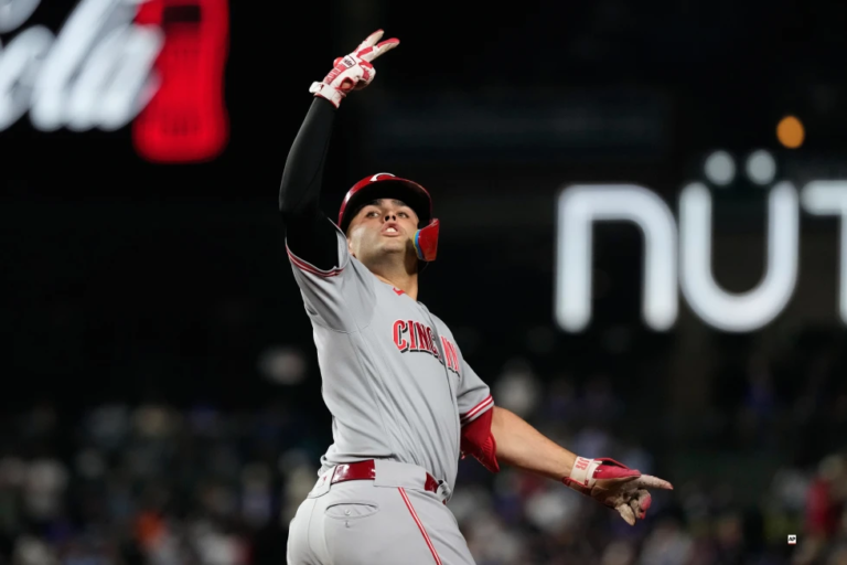 ¡Triunfo con susto! Los Rojos vencen a los Cachorros, pero Elly De La Cruz enciende las alarmas al salir lesionado