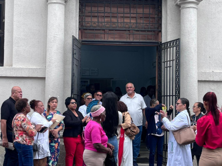 Rebelión e indefinido en el Padre Billini: Médicos paralizan hospital por nuevo director y denuncian abandono de la emergencia