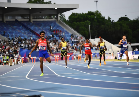 ¡Hijo de la leyenda! El dominicano Yeral Núñez conquista el oro en los 400 metros vallas de Santo Domingo 2026