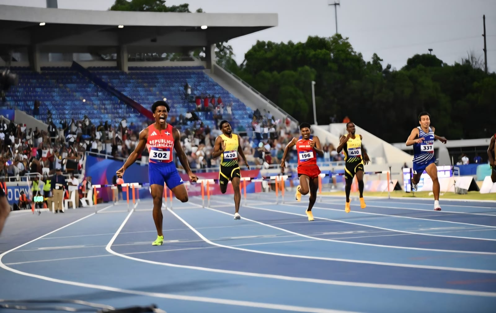 ¡Hijo de la leyenda! El dominicano Yeral Núñez conquista el oro en los 400 metros vallas de Santo Domingo 2026