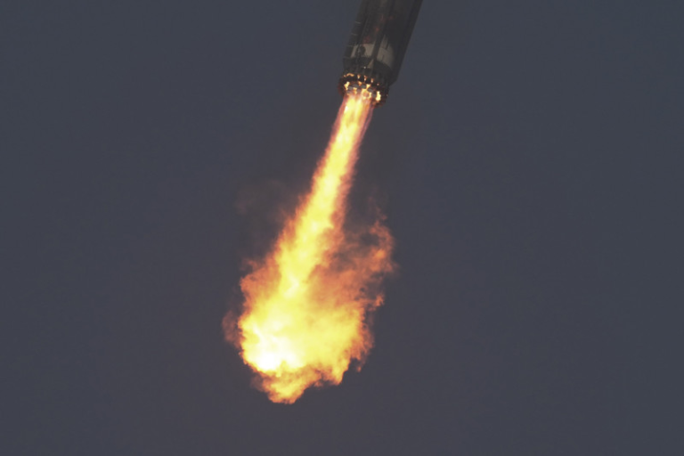 Restos de cohete Falcon 9 de SpaceX se estrellan contra la Luna a más de 8,000 km/h