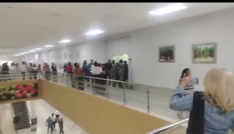Histórica protesta frente al despacho del Ministro de Agricultura por salarios | Noticias en Línea RD