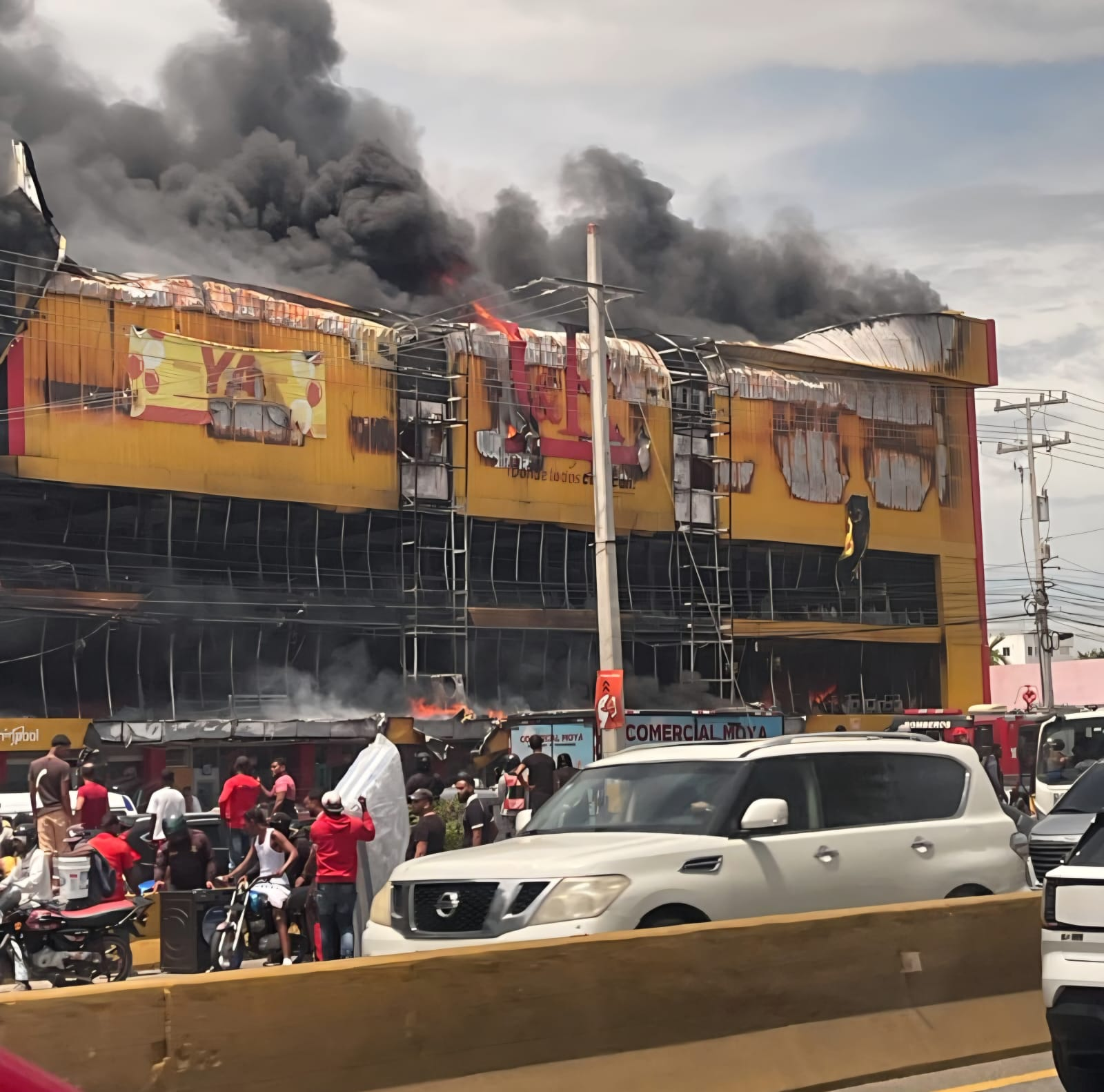 Gran incendio afecta tienda L & R Comercial en autopista Las Americas