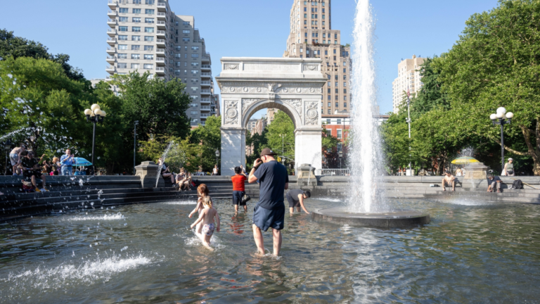 Hochul enfrenta a ambientalistas tras modificar la ley climática de Nueva York