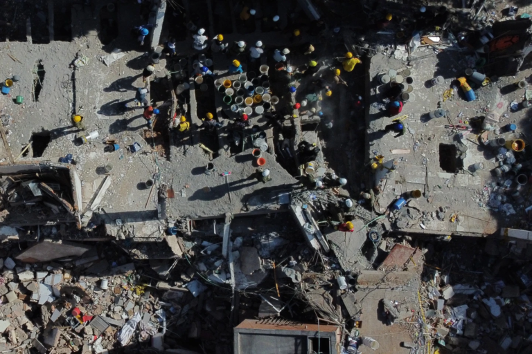 Colombia busca sobrevivientes tras terremoto de 7,4 que deja 181 muertos