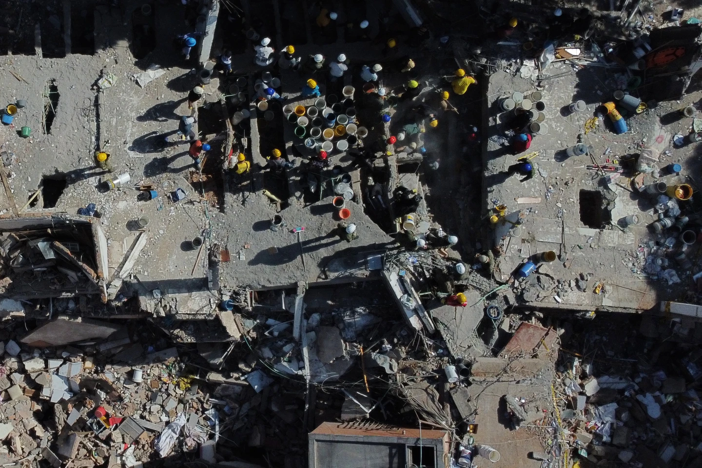 Colombia busca sobrevivientes tras terremoto de 7,4 que deja 181 muertos