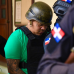 Imputado Carlos José Troche Rodríguez, alias Nino Dólar, custodiado con chaleco y casco en el Palacio de Justicia.
