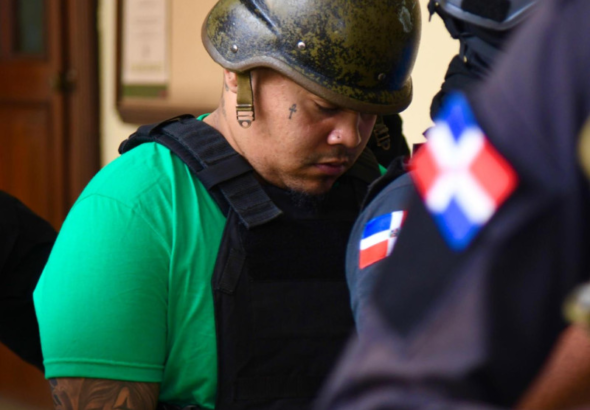 Imputado Carlos José Troche Rodríguez, alias Nino Dólar, custodiado con chaleco y casco en el Palacio de Justicia.