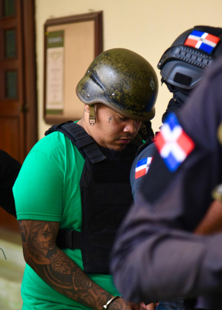 Imputado Carlos José Troche Rodríguez, alias Nino Dólar, custodiado con chaleco y casco en el Palacio de Justicia.