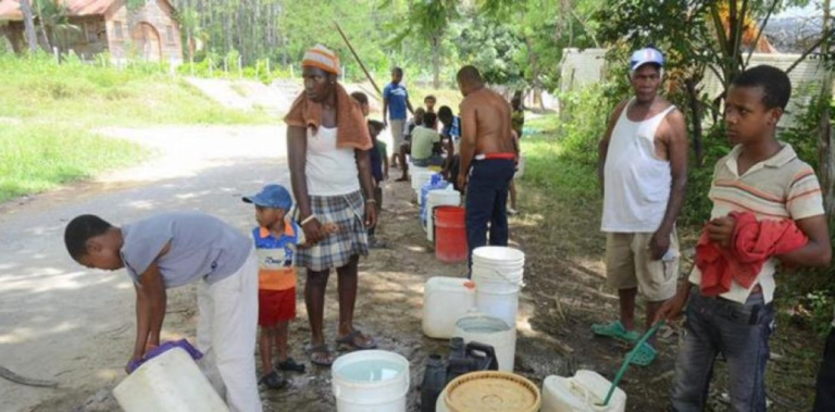 ¡Dos meses secos! Las Charcas en Santiago se lanza a las calles por grave crisis de agua potable