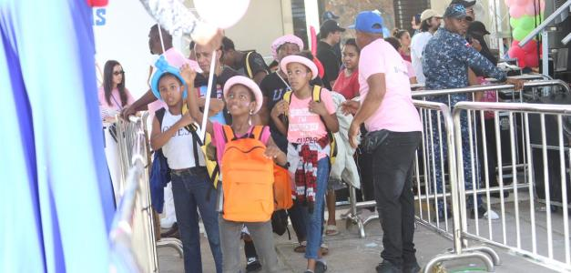 Familias de Santo Domingo intercambian botellas plásticas por mochilas equipadas en el Palacio Municipal.