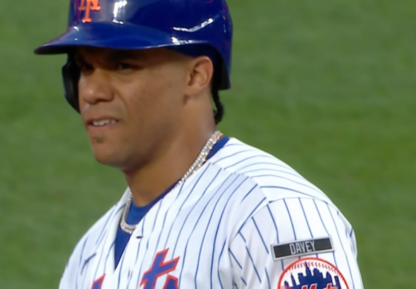 El jardinero dominicano Juan Soto con el uniforme de los Mets de Nueva York listo para batear.