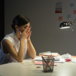 Trabajo nocturno e insomnio multiplican el riesgo de covid persistente