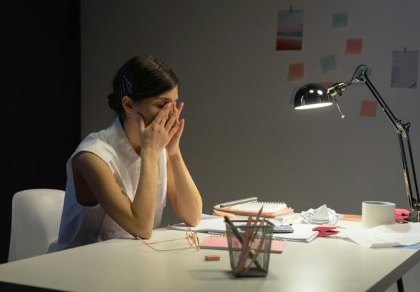 Trabajo nocturno e insomnio multiplican el riesgo de covid persistente