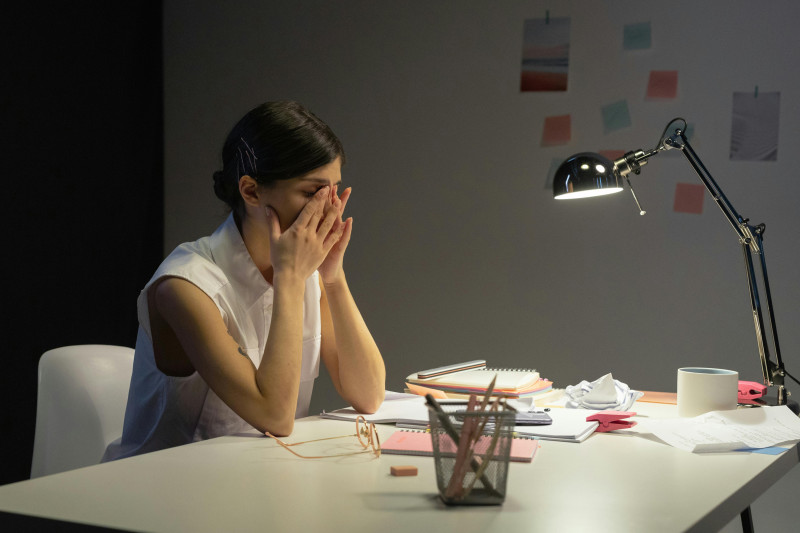 Trabajo nocturno e insomnio multiplican el riesgo de covid persistente