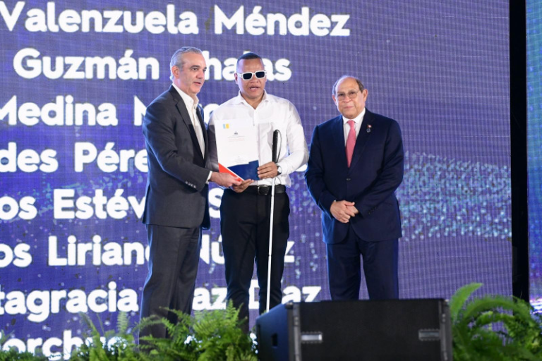 Mescyt otorga 1,500 becas internacionales y lanza "Excelencia Sin Barreras" solos
