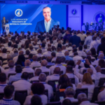 El presidente Luis Abinader junto a dirigentes del PRM en asamblea oficial de la organización.