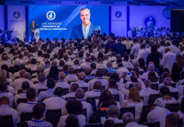El presidente Luis Abinader junto a dirigentes del PRM en asamblea oficial de la organización.