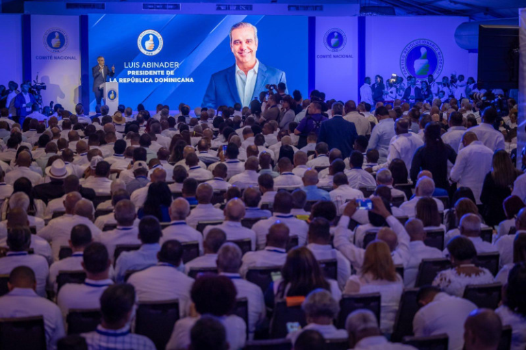 El presidente Luis Abinader junto a dirigentes del PRM en asamblea oficial de la organización.