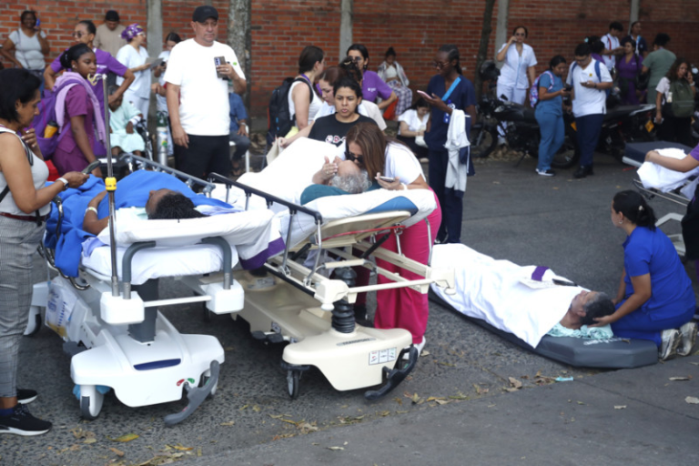 Caos total en Colombia: Más de 100 muertos por brutal terremoto y el volcán Puracé entra en erupción
