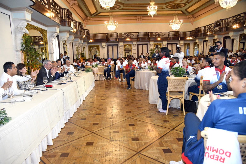 Presidente Luis Abinader junto a los atletas medallistas de los Juegos Centroamericanos 2026 en el Palacio Nacional.