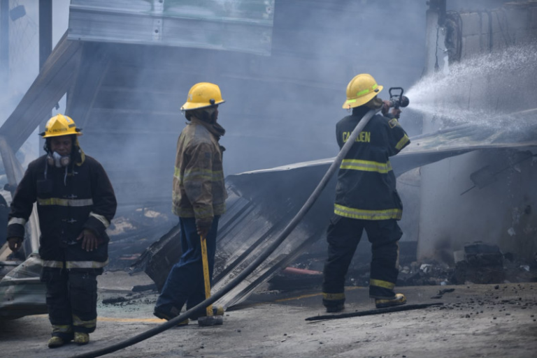 Voraz incendio destruye la plaza Oasis en La Victoria