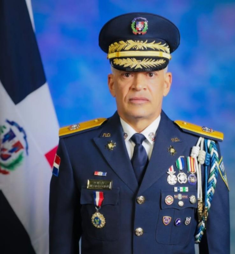 El presidente Luis Abinader destituyó a Andrés M. Cruz Cruz y nombró al mayor general Ernesto Rodríguez García como nuevo director de la Policía Nacional dominicana.