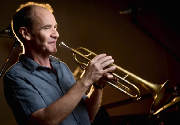 El trompetista de jazz Chris Kase califica la música con inteligencia artificial como un engaño y critica las fallas en la formación musical actual.