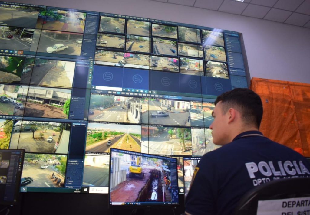 Central de monitoreo del sistema de emergencia en República Dominicana con pantallas de videovigilancia de alta tecnología
