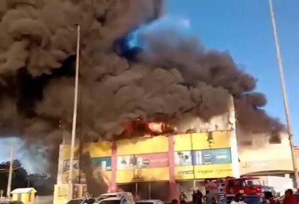 Reportan incendio en tienda L&R Comercial de la marginal de Las Américas; autoridades investigan las causas