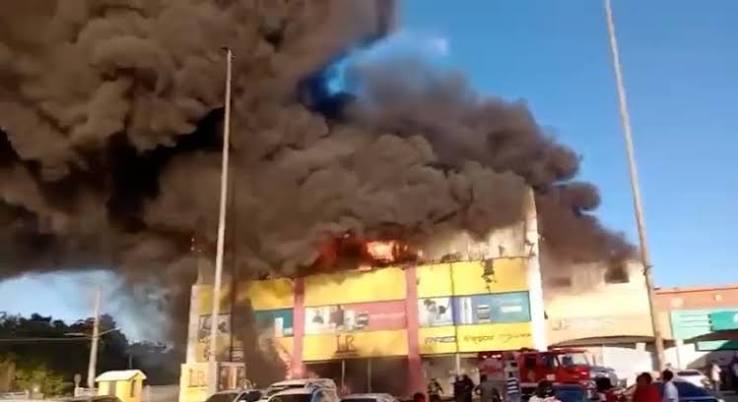 Reportan incendio en tienda L&R Comercial de la marginal de Las Américas; autoridades investigan las causas