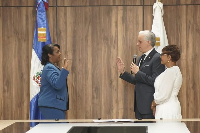 Ministro de Educación juramenta a Xiomara Guante como directora del INAIPI