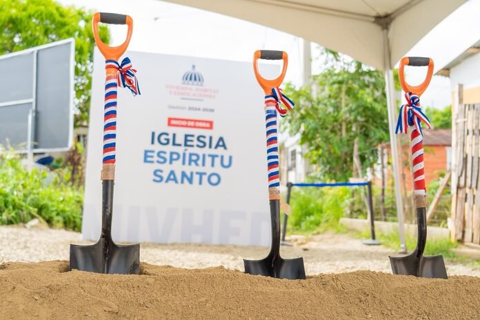 Ministro Ito Bisonó inicia construcción de obras comunitarias y religiosas en Santiago