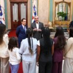 Presidente Abinader recibe a los estudiantes dominicanos residentes en España galardonados con el Premio al Mérito Escolar 2026