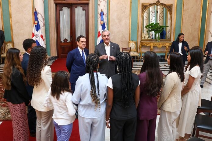 Presidente Abinader recibe a los estudiantes dominicanos residentes en España galardonados con el Premio al Mérito Escolar 2026
