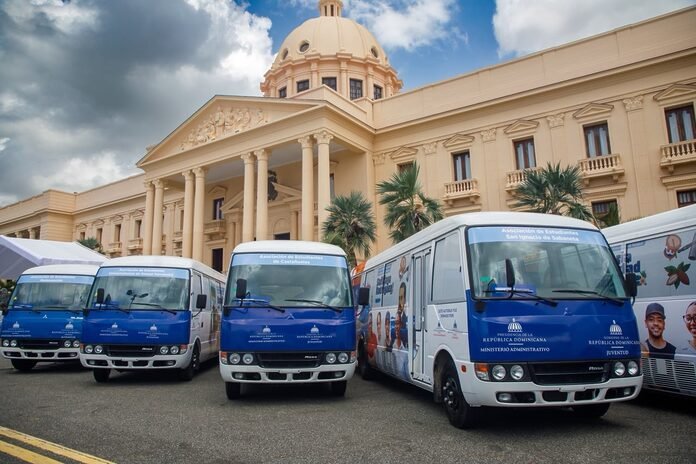 Presidente Abinader transforma la movilidad universitaria con la entrega de 40 nuevos autobuses en beneficio de miles de estudiantes de todo el país