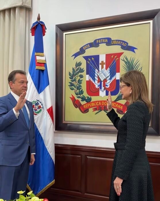 Vicepresidenta Raquel Peña juramenta a Ito Bisonó como nuevo ministro de Relaciones Exteriores