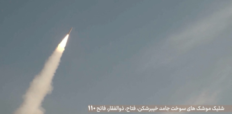 ¡Guerra Total! EE. UU. e Irán intercambian bombardeos masivos y Trump advierte que cambiará el mapa del país persa