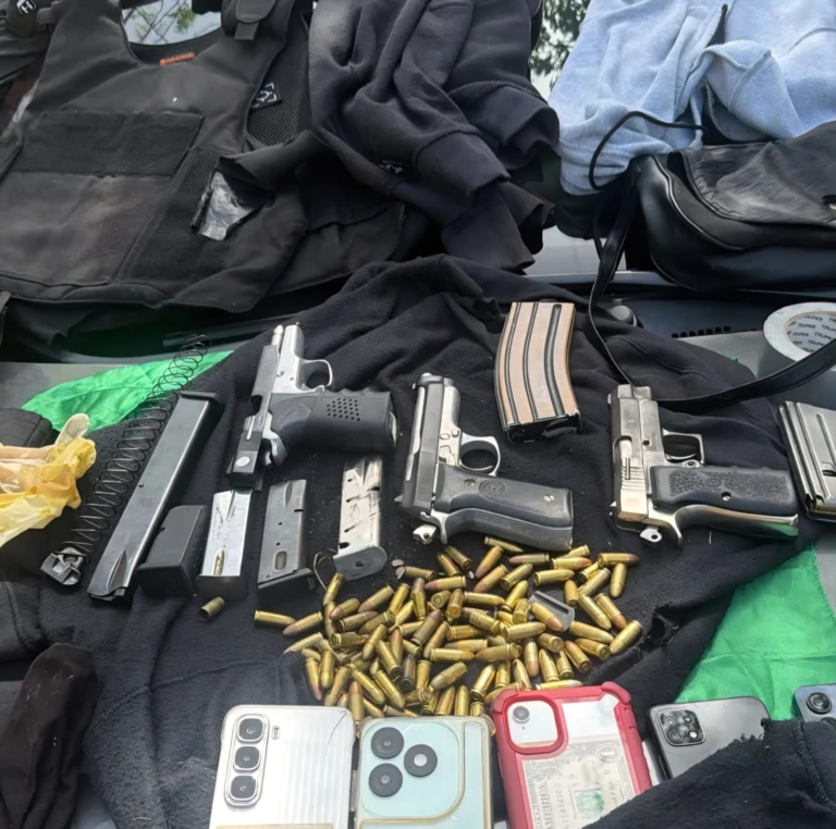 Persecución en Azua termina con tres presuntos delincuentes muertos y arsenal incautado