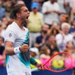 Épica en el US Open: Flavio Cobolli remonta dos sets abajo ante Comesaña en un maratónico día salvado por los techos retráctiles