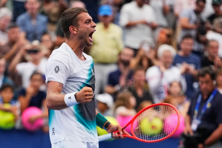 Épica en el US Open: Flavio Cobolli remonta dos sets abajo ante Comesaña en un maratónico día salvado por los techos retráctiles