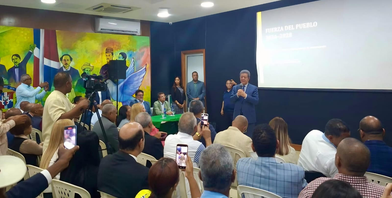 Leonel busca convertir la Fuerza del Pueblo en centro formativo