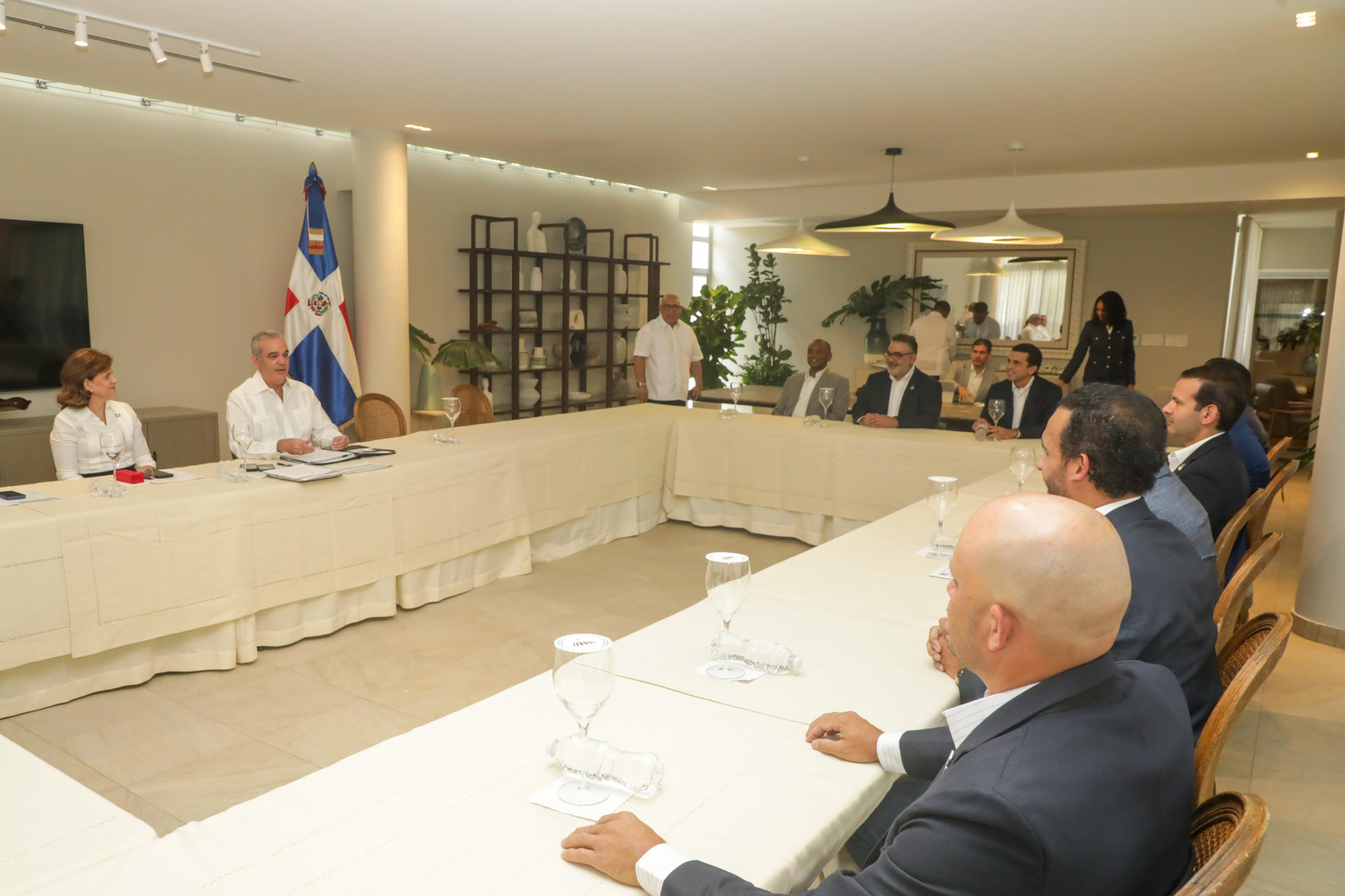 Abinader revisa proyectos prioritarios para el desarrollo de Santiago