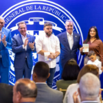 Abinader entrega pasaporte electrónico a dominicanos en Estados Unidos