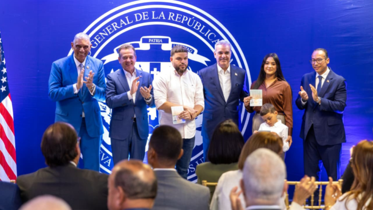 Abinader entrega pasaporte electrónico a dominicanos en Estados Unidos
