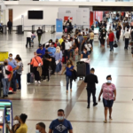 Falla aérea en EE. UU. cancela vuelos y deja pasajeros varados en AILA