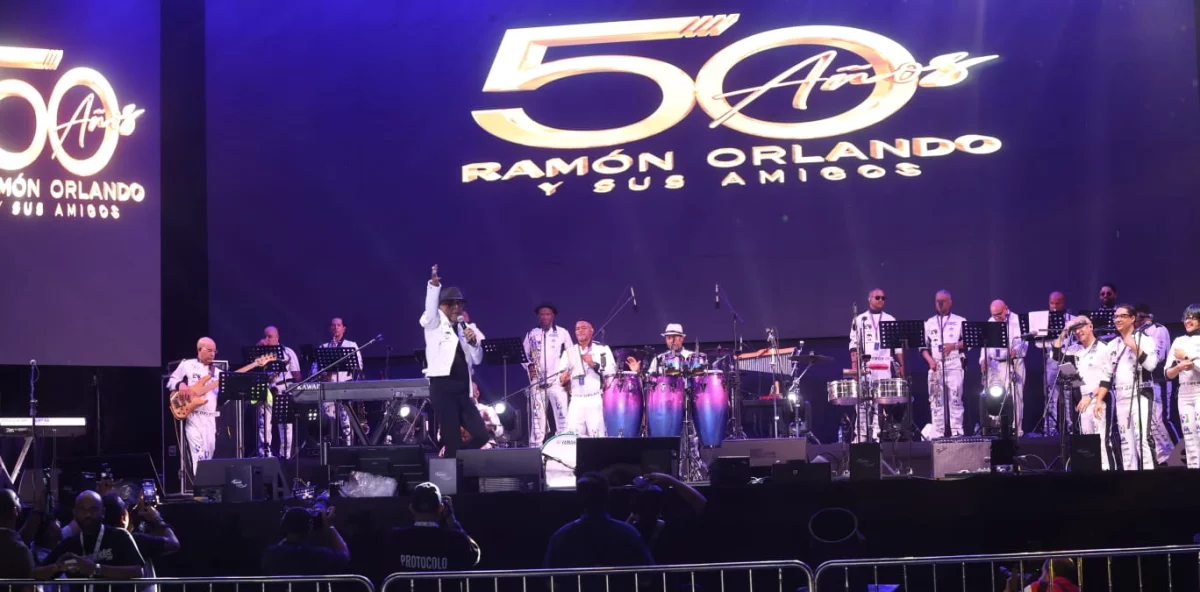 Ramón Orlando rinde homenaje a leyendas del merengue en el Estadio Olímpico